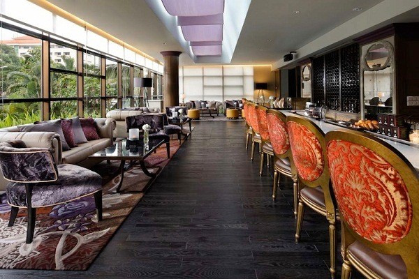 Boudoir Lounge toạ lạc tại tầng trệt của khách sạn Sofitel Saigon Plaza