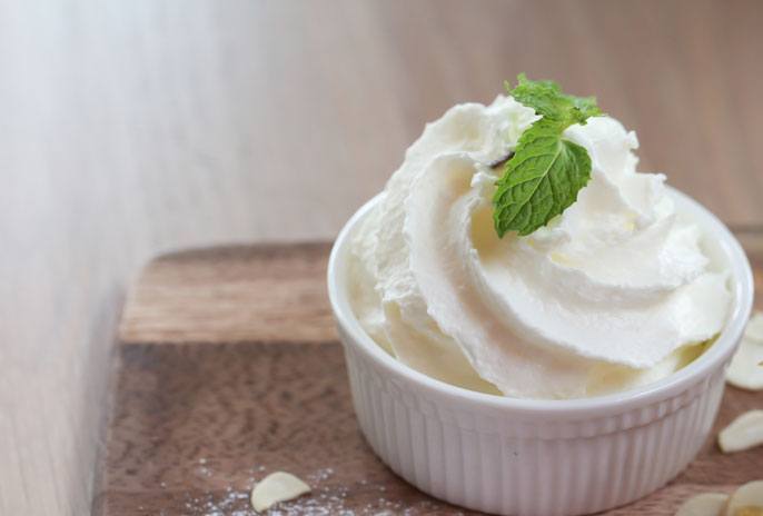 Whipping cream là một loại kem sữa béo, được dùng làm kem bông cho các món tráng miệng hay thực phẩm