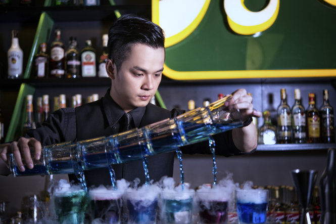 Bartender được hiểu là người pha chế các loại thức uống có cồn như Cocktail, Mocktail