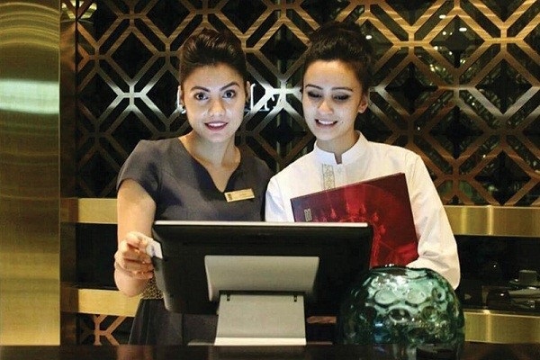 Ngoài việc chào đón thì hostess có nhiệm vụ tiếp nhận thông tin đặt bàn của khách 