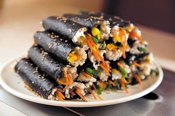 Kimbap là món ăn nổi tiếng xứ Hàn bên cạnh kim chi