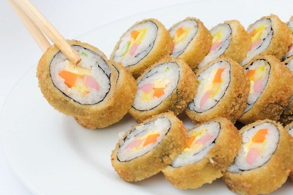 Kimbap chiên với điểm nhấn là lớp bên ngoài giòn rụm 