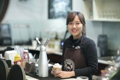 Làm phục vụ quán cafe là công việc làm thêm của nhiều bạn sinh viên