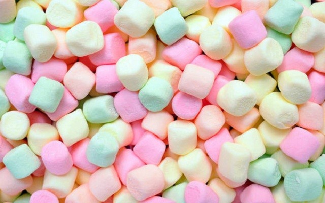 Ngoài màu trắng tự nhiên, Marshmallow còn có màu hồng, vàng, xanh lơ… đẹp mắt. 