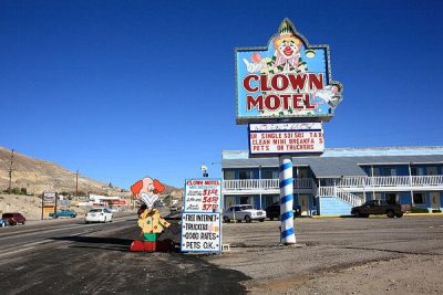 Motel là thuật ngữ được viết tắt từ motor và hotel