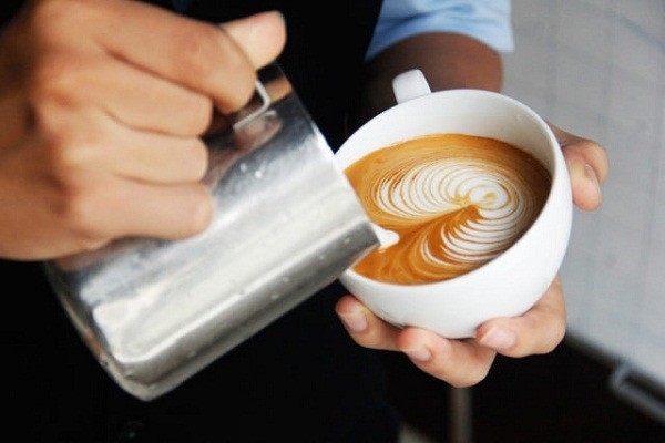 Bàn tay của barista góp phần tạo nên những tách cafe thơm ngon, hấp dẫn