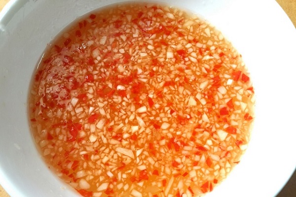 Cách làm nước mắm chua ngọt và đồ chua ăn bún thịt nướng