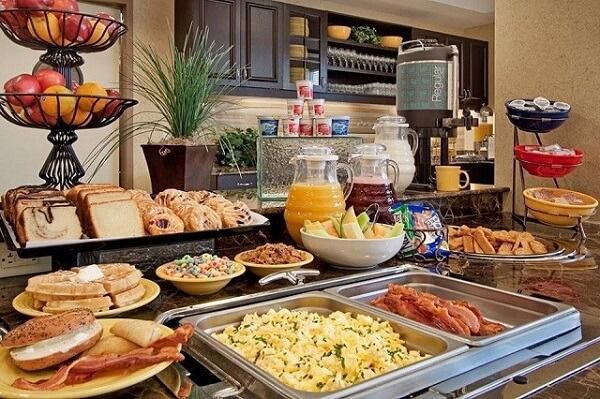 Quy trình phục vụ buffet sáng trong nhà hàng khách sạn cần biết