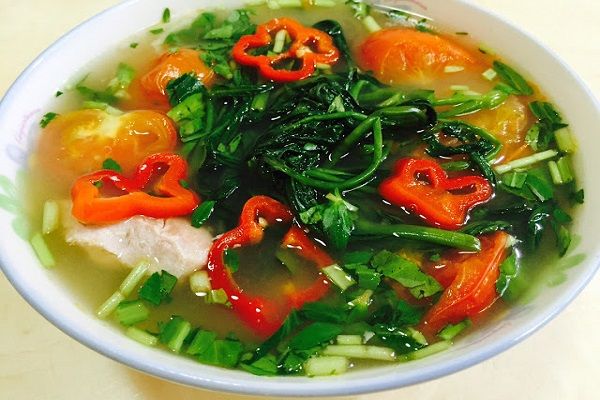 canh rau muống với cà chua