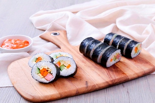 cuộn sushi chặt tay