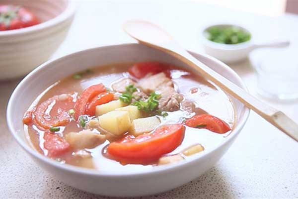 canh khoai tây với cà chua