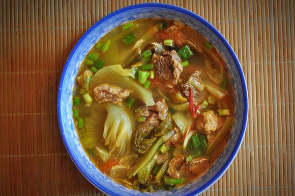 hoàn thành món canh dua chua gân bò