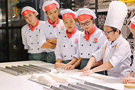 giảng viên dạy làm bánh