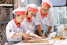 học viên thực hành làm bánh mì