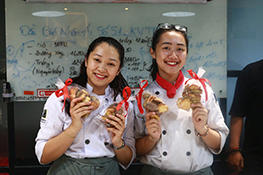 khoảnh khắc lớp học làm bánh