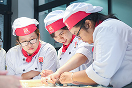 lớp học thực hành học làm bánh