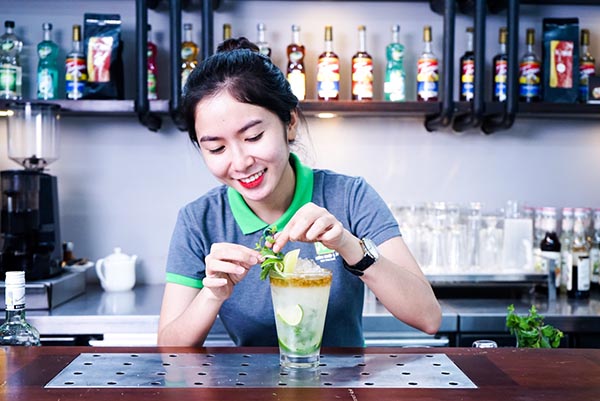 sinh viên tốt nghiệp kỹ thuật pha chế đồ uống tại CET