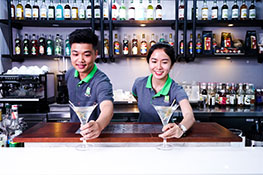 sinh viên trình bày tác phẩm