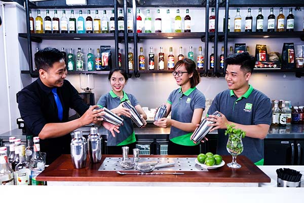 nữ giới theo học nghề pha chế ngày càng nhiều