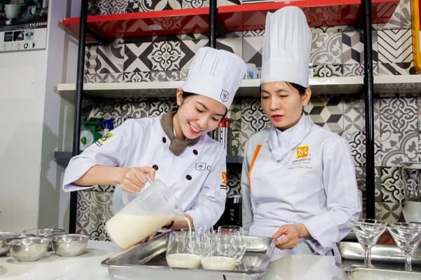 Cá kho tộ cùng với canh chua, cơm trắng