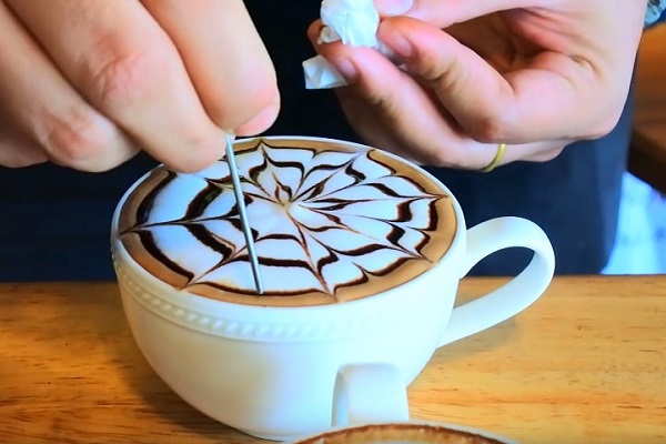 hình ảnh Vẽ Latte Art theo cách khắc.