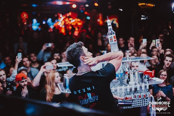 kỹ thuật flair bartending là yếu tố để phân biệt bartender bình thường và bartending chuyên nghiệp 