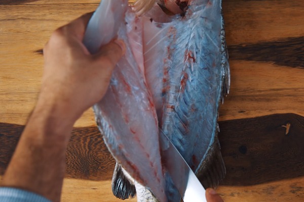 hình ảnh lọc thịt cá chẽm từ sống lưng