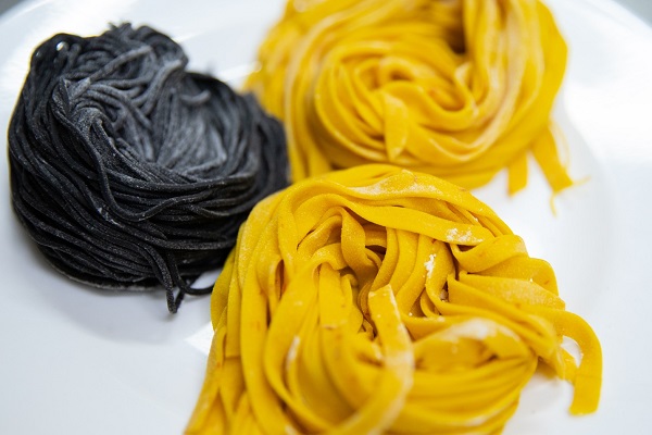 hình ảnh nhào bột tạo màu cho pasta