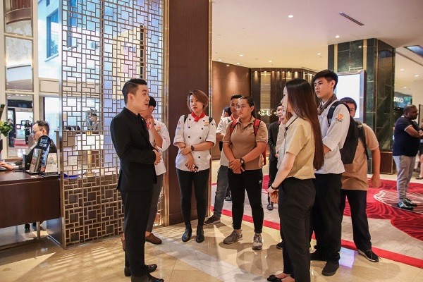 hình ảnh sinh viên CET tham quan khách sạn sheraton