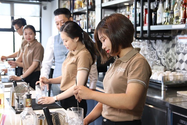 nhân viên bartender đảm bảoc