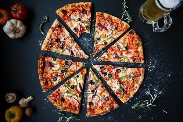 Cắt pizza thành từng miếng vừa ăn