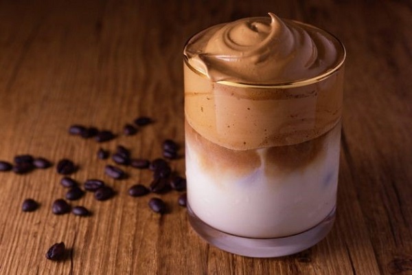 dalgona coffee đúng điệu với lớp bọt kem sánh mịn