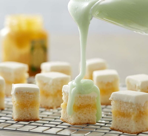 Poured fondant là đường nấu chảy, hơi đặc