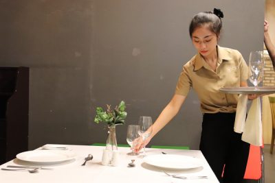 nhân viên phục vụ bàn