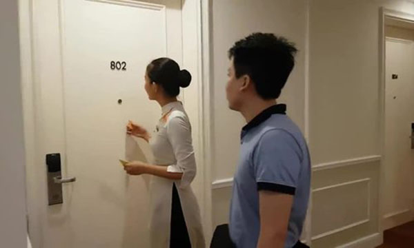 nhân viên gõ cửa trước khi vào phòng