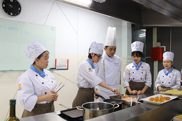 sinh viên thực hành nấu món âu