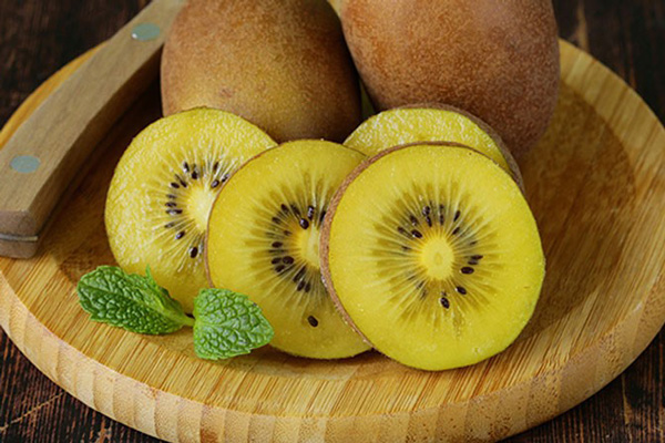 Chuẩn bị kiwi chín để làm mứt kiwi.