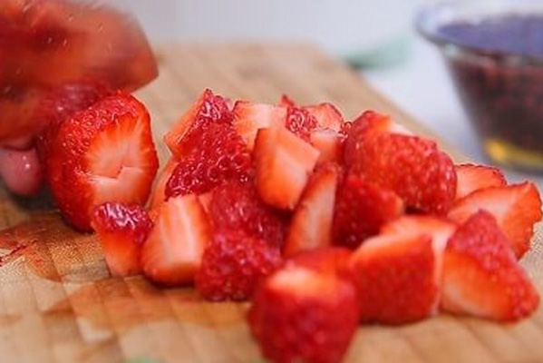 Dâu rửa sạch và cắt nhỏ để chuẩn bị sên