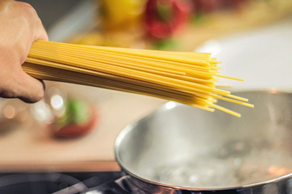 luộc mì spaghetti