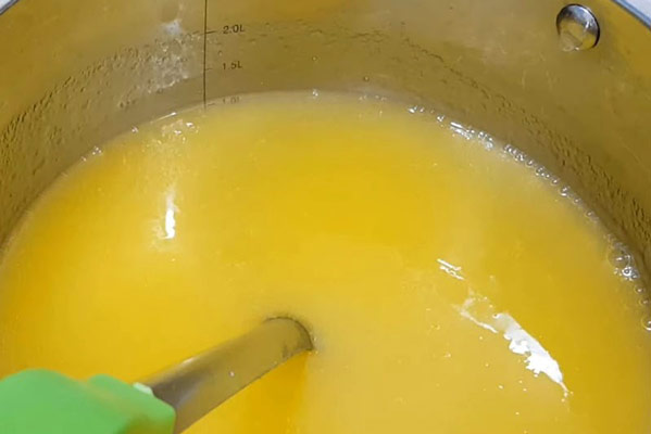 Nấu nước ép dứa với đường và cho gelatin vào