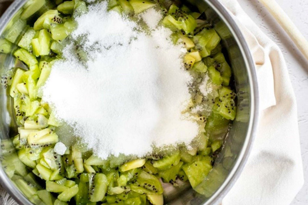 Sên kiwi và đường đến khi tan hết và sệt lại