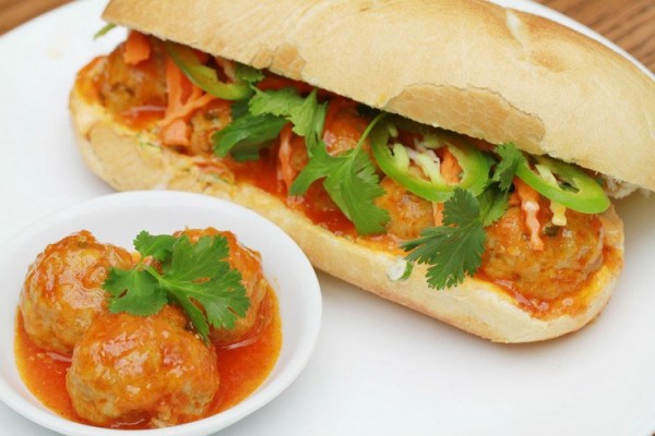 bánh mì ăn kèm xíu mại