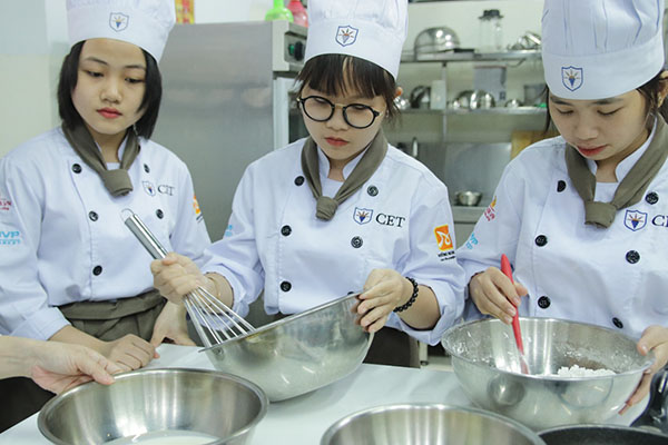 Sinh Viên Cet Học Làm Bánh Crepe, Pancake, Waffle Như Thế Nào?