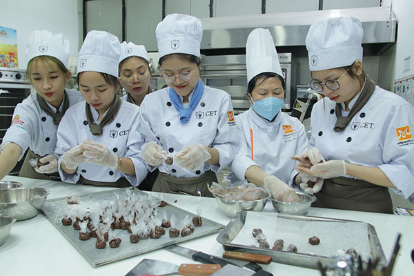 Thích Thú Với Lớp Học Thực Hành Làm Đồ Trang Trí Bằng Chocolate Của Cet