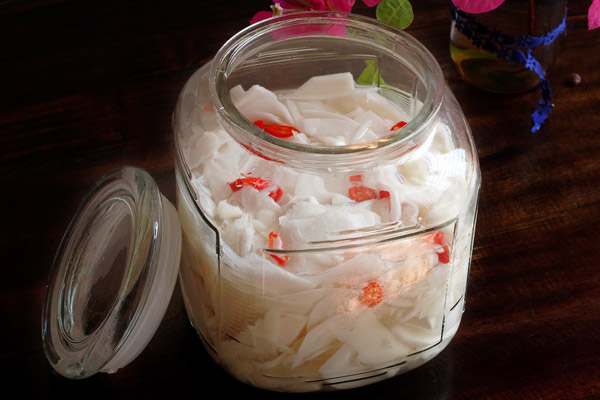 Hũ thủy tinh là lựa chọn lý tưởng nhất để ngâm măng chua