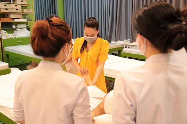 sinh viên được hướng dẫn thao tác massage