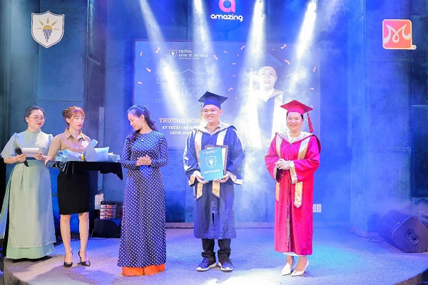 trao bằng tốt nghiệp cho sinh viên