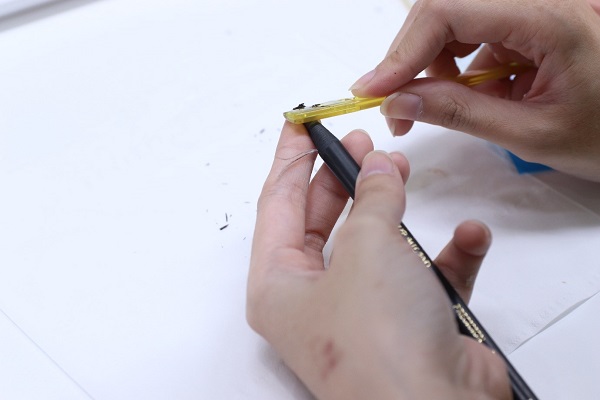 vẽ chân mày bằng bút chì đơn giản