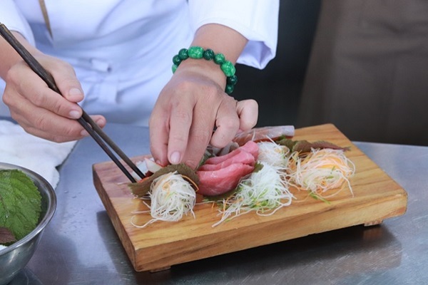 thực hiện món Sashimi