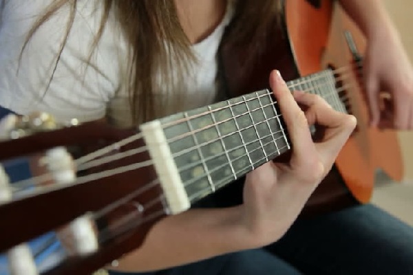con gái học guitar tay có bị thô
